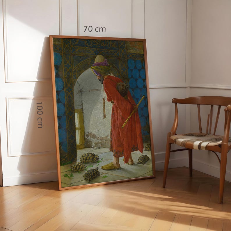 Pu&ograve; includere: Un'opera d'arte incorniciata, 100 cm x 70 cm, raffigura una figura in abito rosso e turbante, che osserva delle tartarughe. Il dipinto ha una tavolozza di colori caldi con accenti blu, in un arco. Una sedia di legno &egrave; a destra.