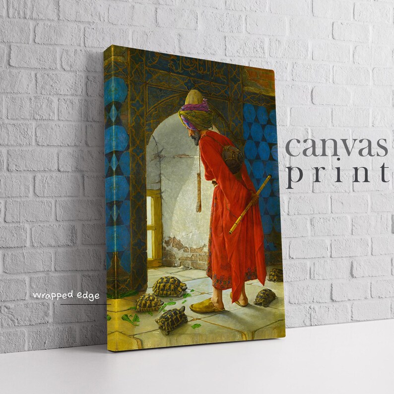 Pu&ograve; includere: Stampa su tela raffigurante un dipinto di un uomo in abito rosso e turbante, con un bastone, che osserva diverse tartarughe. Lo sfondo include un arco e pareti blu decorate. Le parole "canvas print" sono visibili.