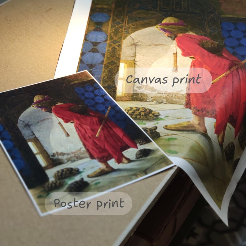 Pu&ograve; includere: Una stampa su tela e una stampa su poster di un'illustrazione raffigurante una persona con una veste rossa e un copricapo, che tiene un bastone. Le stampe mostrano la persona in un portale ad arco, con tartarughe sul pavimento. Il testo "Canvas print" e "Poster print" sono visibili.