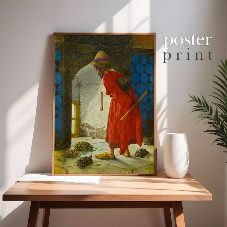 Pu&ograve; includere: Una stampa su poster incorniciata con un dipinto dettagliato di una figura in abito rosso e turbante, in piedi vicino a diverse tartarughe. Lo sfondo include un arco e piastrelle blu. Il testo "poster print" &egrave; visibile.