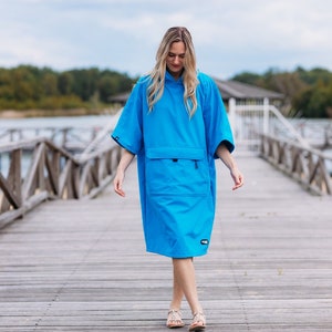 Belieff® Poncho for women and men - 100% recycled material - surf- Water- wind repellent - hand pockets - Breathable material - Navy blue