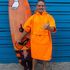 Belieff® Sustainable Poncho for men and women - 100% recycled material - surf - Water and wind repellent - hand pockets - Breathable material
