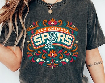 Comfort Colors San Antonio Spurs blommig skjorta, vintage boho Spurs grafisk t-shirt, San Antonio basketbollskjorta med blommig folkkonst