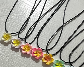 Collar de cuerda de hibisco multicolor / Accesorios únicos y bonitos, perfectos para amantes de las flores y como regalo.