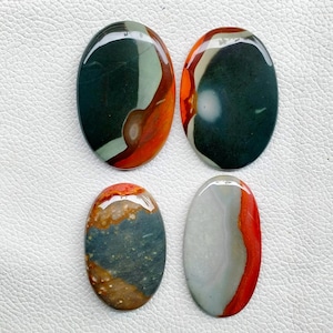 以下が含まれることがあります： ユニークな模様の、研磨された楕円形の宝石が4つ。濃い緑、オレンジ、赤、茶色、グレーなど、さまざまな色合いが特徴です。それぞれの石は滑らかで光沢のある表面を持ち、ジュエリー作りやコレクションに最適です。