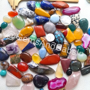 Lote misto de cabochões de pedras preciosas naturais, cristais de cura a granel para joias.