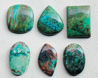 Puede incluir: Seis piedras preciosas pulidas de varias formas: un cuadrado, una lágrima y formas ovaladas. Las piedras muestran una mezcla de colores turquesa, verde y marrón con patrones únicos. Las piedras preciosas están sobre un fondo blanco.