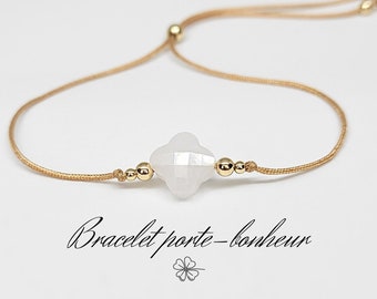 Bracelet Trèfle Porte-Bonheur avec perle de jade blanc et plaqué or.