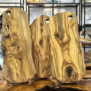 Tagliere tondo con manico in legno di Ulivo - Arte Legno