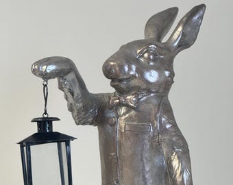 Srebrny Królik z Latarnią Dekoracyjna Figurka – Świecznik na Podgrzewacze Figurka Królika w Stylu Alicji w Krainie Czarów, Wielkanocna Dekoracja Ogrodowa Figurka Wiosenna Vintage Bajka
