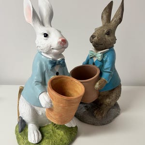 Hasenfigur mit Blumentopf – Deko Hase Pflanzgefäß Landhausstil Wohnungsdeko Gartenfigur Geschenkidee