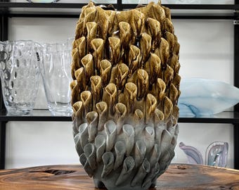 Jarrón de cerámica con relieve floral, marrón grisáceo, orgánico, hecho a mano, gran jarrón de diseño, decoración escultórica, jarrón moderno único.