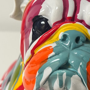Bulldog Skulptur bunt aus Resin, Pop Art Hund Figur, Graffiti Bulldogge, moderne Wohn Deko, Statement Tierfigur, Design Wohnaccessoire Bild 9
