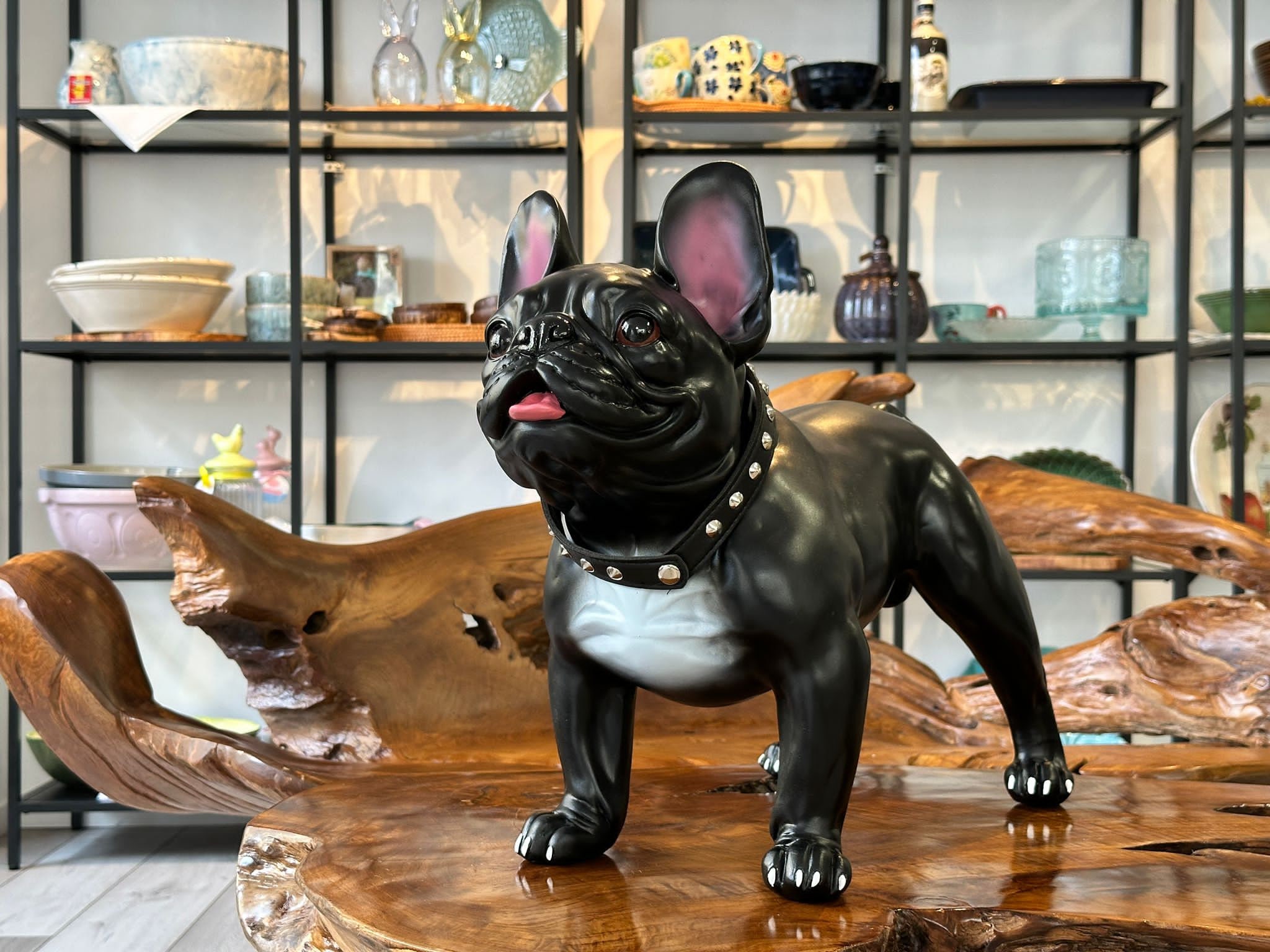 Statue de chien Bouledogue Anglais Skateur en résine noire (Gebraucht