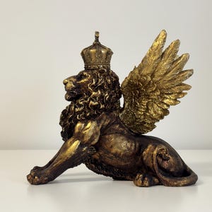 Löwenfigur mit Krone & Flügeln Gold – luxuriöse Deko Skulptur, majestätischer Lion Statue, antik Stil Wohnaccessoire Geschenkidee