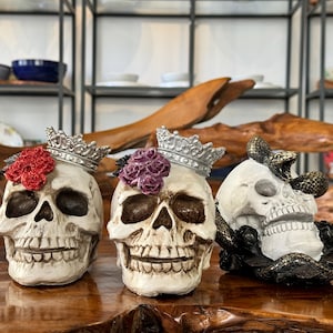 Skull / Skull figure / Halloween statue / Decoration skull with roses / Snake / Table decoration / Decoration idea / Gift