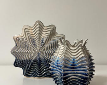 Jarrón de cerámica con ondas en relieve, efecto coral, azul y beige, decoración de diseño moderno, acento para el hogar y decoración de mesas.