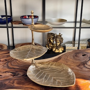 Etagere / Dessert stand leaf shape / Serving tray gold / Presentation plate / Handmade / Decoration / Table decoration / Gift idea
