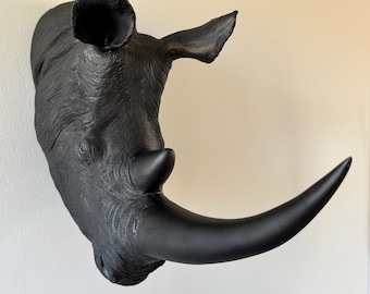 Dekoracja ścienna z nosorożcem – rzeźba głowy czarnego nosorożca, figurka ścienna z głową zwierzęcia safari, nowoczesna sztuka ścienna 3D, przyciągająca wzrok dekoracja i pomysł na prezent