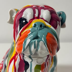 Bulldog Skulptur bunt aus Resin, Pop Art Hund Figur, Graffiti Bulldogge, moderne Wohn Deko, Statement Tierfigur, Design Wohnaccessoire Bild 1