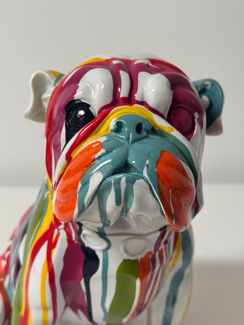 Bulldog Skulptur bunt aus Resin, Pop Art Hund Figur, Graffiti Bulldogge, moderne Wohn Deko, Statement Tierfigur, Design Wohnaccessoire Bild 1