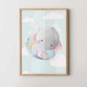 Póster Elefante Bebé con Pajarito | Lámina Infantil Ternura Animal | Arte Mural para Habitación de Bebé