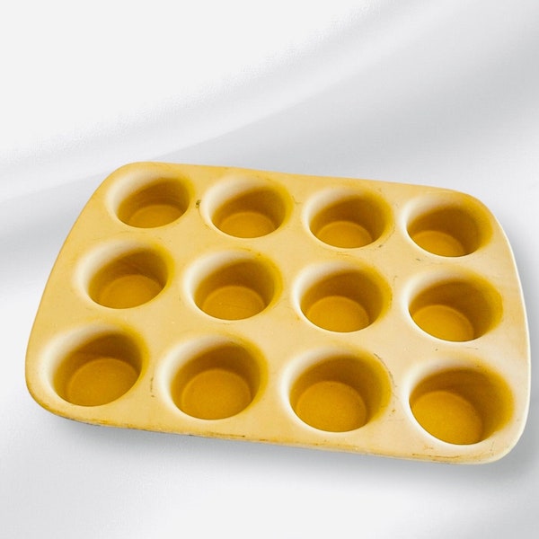 PAMPERED CHEF Heritage Stoneware Collection, 12 Muffin Cupcake Pan, 11” X 15”