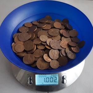 One kilo of Australian copper coins 1 & 2 cents circulated condition mixed dates and designs featuring 2 different portraits of Elizabeth II