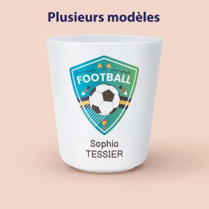 Könnte beinhalten: Weiße personalisierte Tasse mit einem grünen, blauen und gelben Fußball-Design. Der Text "FOOTBALL" befindet sich über dem Ball und "Sophia TESSIER" unter dem Ball.