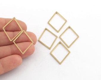Könnte beinhalten: Fünf goldfarbene quadratische Metallrahmen, jeder mit einem leicht anderen Winkel. Die Rahmen sind etwa 2,5 cm groß.