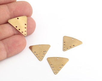 Könnte beinhalten: Vier goldfarbene, dreieckige Metallanhänger mit kleinen Löchern an den Rändern. Die Anhänger haben eine glatte, glänzende Oberfläche.