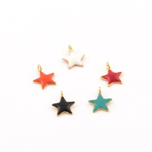 Può includere: Cinque ciondoli a forma di stella in smalto di diversi colori: rosso, bianco, nero, verde acqua e arancione. I ciondoli sono dorati e hanno un anello per attaccarli ai gioielli.