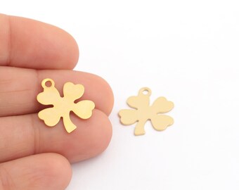 16 x 17 mm 24k 光沢のあるゴールドクローバーチャーム、四つ葉の