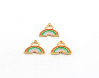 Könnte beinhalten: Drei goldfarbene Regenbogen-Anhänger mit einer Schlaufe oben. Jeder Anhänger ist in einer anderen Farbe von Rot, Orange, Gelb, Grün, Blau und Lila.