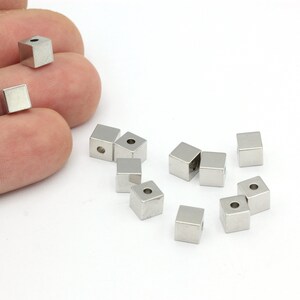 6 mm ロジウムメッキ キュービックビーズ、キューブビーズ、スペーサービーズ、ミニキューブビーズ、ミニスフィアビーズ、スクエアコネクタ、5 個、SL-93