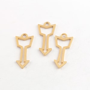 Puede incluir: Tres abalorios de flecha dorados con un diseño simple y abierto. Los abalorios son perfectos para añadir un toque de fantasía a los proyectos de joyería.