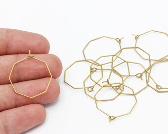 Puede incluir: Un conjunto de 10 pendientes de aro de forma octogonal de color dorado. Los pendientes están hechos de metal y tienen un diseño simple y minimalista.