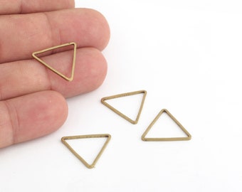 Puede incluir: Cuatro aros de metal de forma triangular de color dorado. Los aros tienen un diámetro de aproximadamente 2,5 cm.