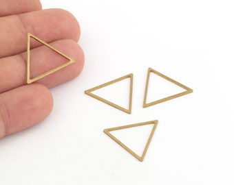 Puede incluir: Cuatro formas de triángulo de metal de color dorado. Los triángulos son huecos y tienen un acabado liso y pulido.