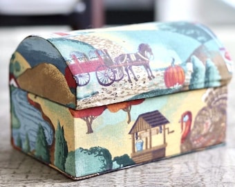 Caja de tela vintage con escena campestre para recetas (6 x 4") – Tapa abovedada para almacenamiento.