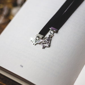 Marcapáginas de cinta de terciopelo negro con esqueleto danzante: accesorio de libro espeluznante