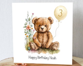 Carte d'anniversaire ours en peluche. Personnalisé avec le nom ou l'âge. Nounours mignon avec des fleurs et un ballon. Carte d'anniversaire pour enfant.