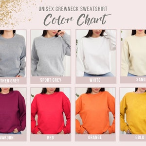 Puede incluir: Carta de colores que muestra varios colores de sudaderas con cuello redondo unisex. Los colores incluyen gris jaspeado, gris deportivo, blanco, arena, granate, rojo, naranja y dorado.
