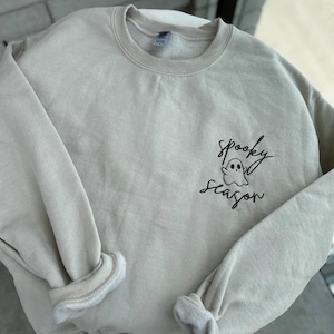 Spooky Saison Ghost bestickt Sweatshirt, Halloween Sweatshirt, Ghost Rundhalsausschnitt, Herbst Pullover, Trendy, Halloween Stickerei, Pullover Shirt
