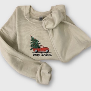 Bluza z haftem Christmas Tree Truck - haftowany okrągły dekolt - spersonalizowana bluza - świąteczny sweter - świąteczny sweter