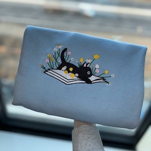 EMBROIDERED Cute Cat Lying on Book Sweatshirt, Floral Daisy Book, Gift for Book Lovers, Bookish Sweater, Gift for Reading, Cat Lover Gifts