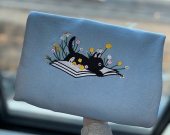 Sudadera con gato bordado sobre un libro, regalo floral para amantes de los libros