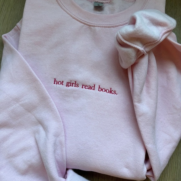 BORDADO Chicas calientes leer libros sudadera, regalo amante del libro, regalo para ella, cuello redondo amante de la lectura, suéter librero, regalo personalizado, libro