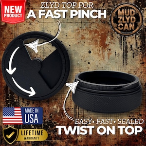 Pode incluir: Uma tampa preta de rosca para um recipiente. A tampa tem uma superfície texturizada e uma abertura circular. A tampa está etiquetada com "ZLYD TOP FOR A FAST PINCH" e "MUD ZLYD CAN".