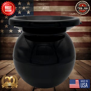 Pode incluir: Uma jarra de cerâmica preta com uma base larga e redonda e uma parte superior em forma de sino. A jarra é feita nos EUA e é um produto da Mud Jug.